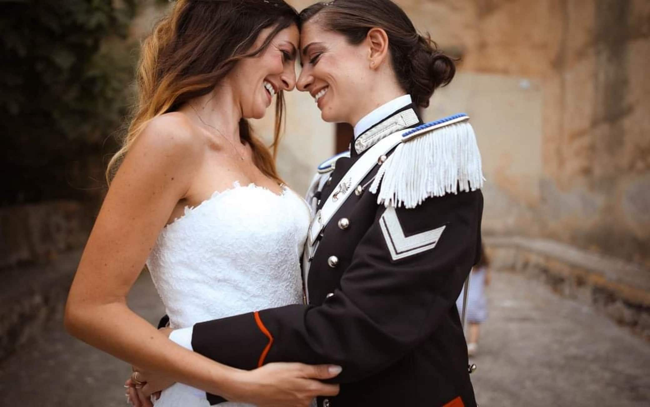 (credit foto obbligatorio per la pubblicazione: CETTY MESSINA) 
Un momento del matrimonio tra Elena, vicebrigadiere in servizio al Radiomobile di Roma e Claudia, una imprenditrice, Cefalu'.
ANSA/CETTY MESSINA