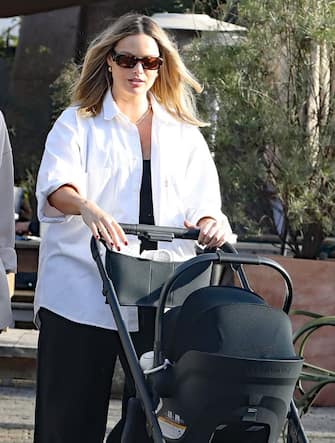 04-margot-robbie-figlio-tom-ackerley-ipa - 1