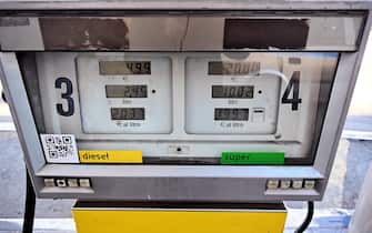 I prezzi della benzina e del diesel in un distributore a Roma, 10 gennaio 2023.  ANSA/ETTORE FERRARI