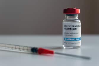 Medicinale a base di interferone e siringa
