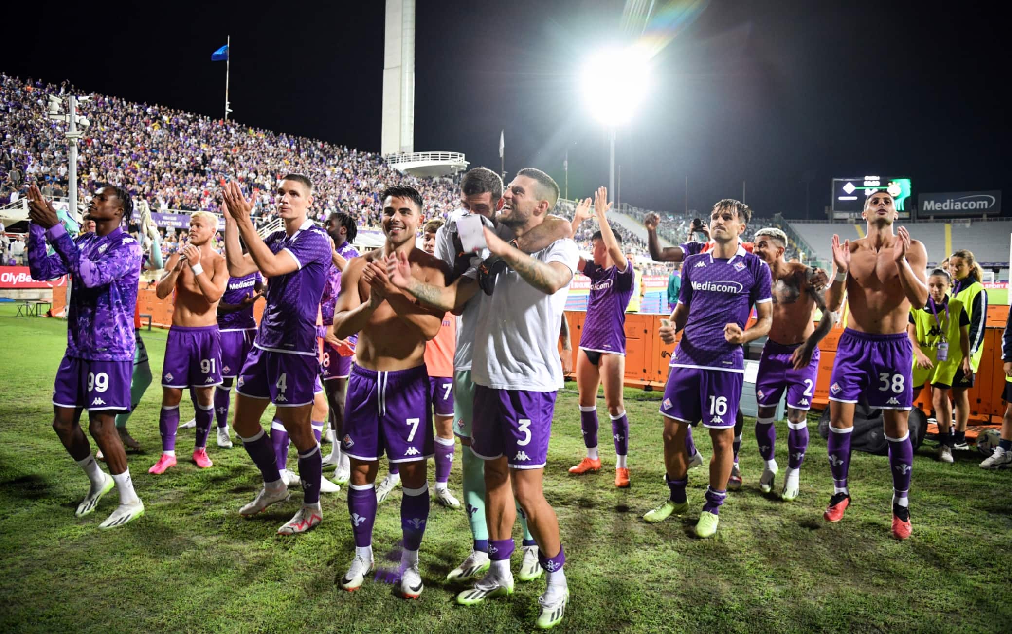 L'esultanza della Fiorentina a fine partita