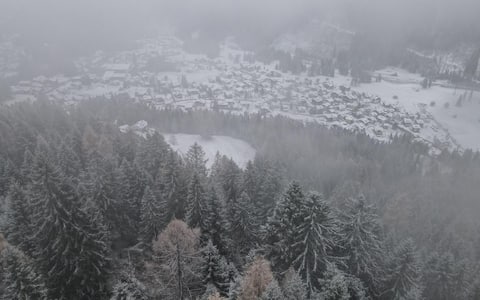 Prima neve di stagione a Falcade, sulle Dolomiti bellunesi, 20 novembre 2025.