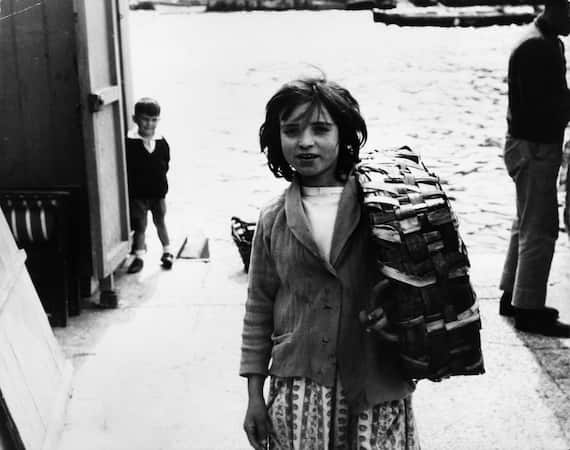 Bambina con cesto, 1965. Stampa fotografica ai sali d’argento su carta Collezione Fondazione Pino Pascali