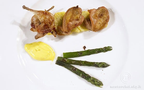 Petti e cosce con patate croccanti e asparagi croccanti