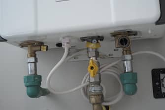 Uno scaldabagno a gas per riscaldamento e acqua calda allÕinterno di una abitazione. Roma 30/08/2022 Danilo Schiavella/ANSA