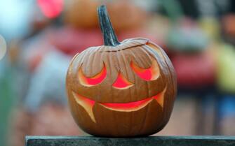 epa05002338 A Jack-o'-lantern made from a pumpkin is on display before Halloween festivities in Lesznowola, near Warsaw, Poland, 29 October 2015, two days before the Halloween feast, which traditionally falls on 31 October. More and more Polish people take part in Halloween celebrations.  EPA/LESZEK SZYMANSKI POLAND OUT