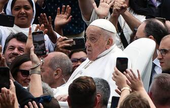 Il papa fa il giro sulla papamobile