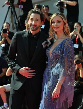 13-adrien-brody-georgina-chapman-venezia-red-carpet-ipa - 1