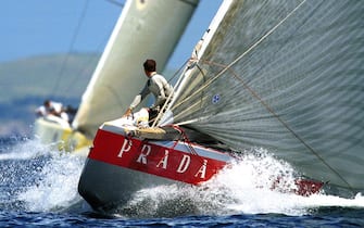 AKL04 - 20000109 - AUCKLAND, NEW ZEALAND : Prada's bowman, Paolo Bassani, perched at his post on "Luna Rossa" looks back at "America True" as both boats approach the second windward mark on race day six of the Louis Vuitton Cup Challenger semi-finals on the waters of New Zealands Hauraki Basin, Auckland 09 January, 2000. Luna Rossa won the start and went on to win by one minute and 16 seconds.    
EPA PHOTO AFP/DEAN TREML/dt/mn/vg