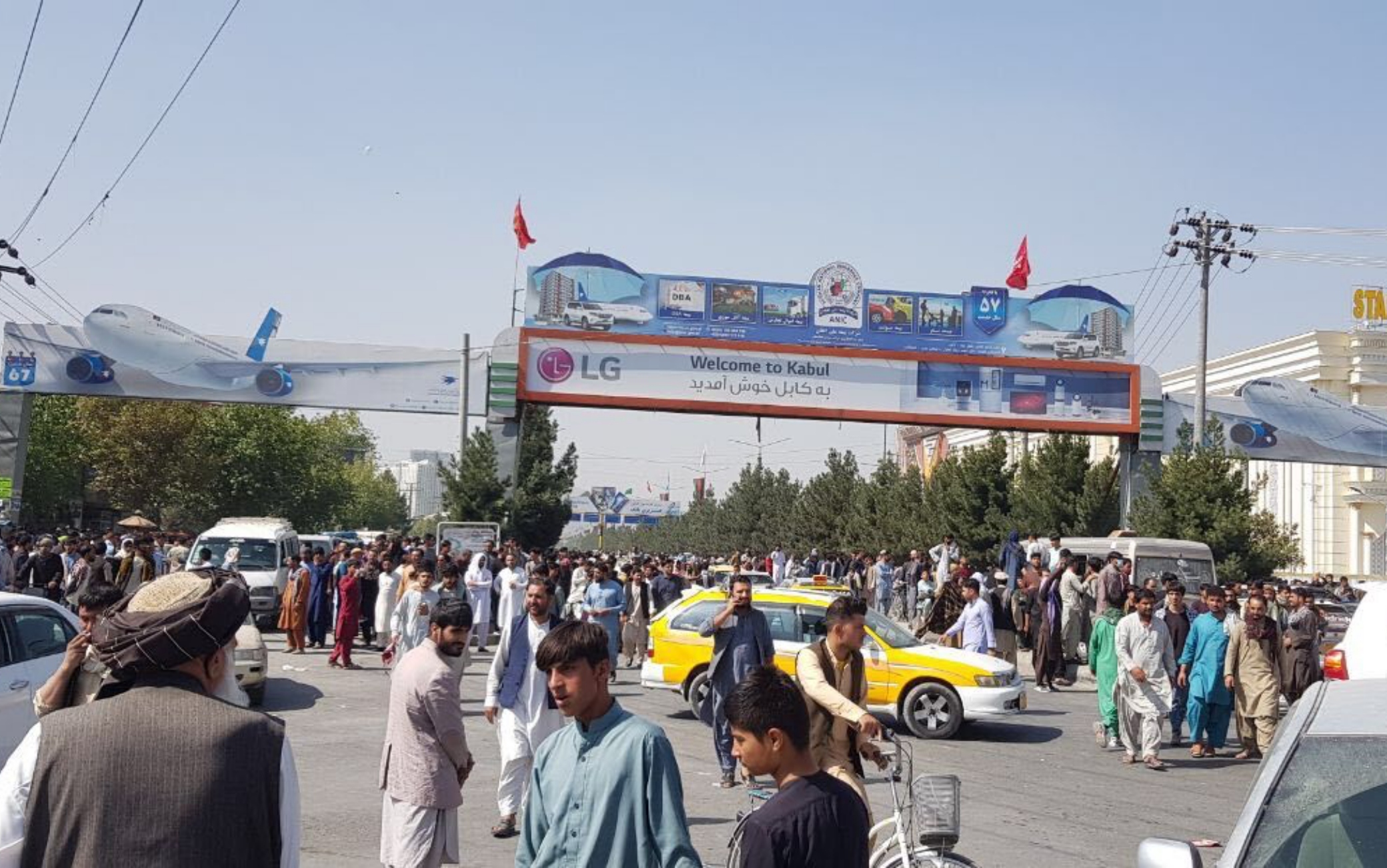 Afghanistan, cittadini in fuga dai talebani all'aeroporto