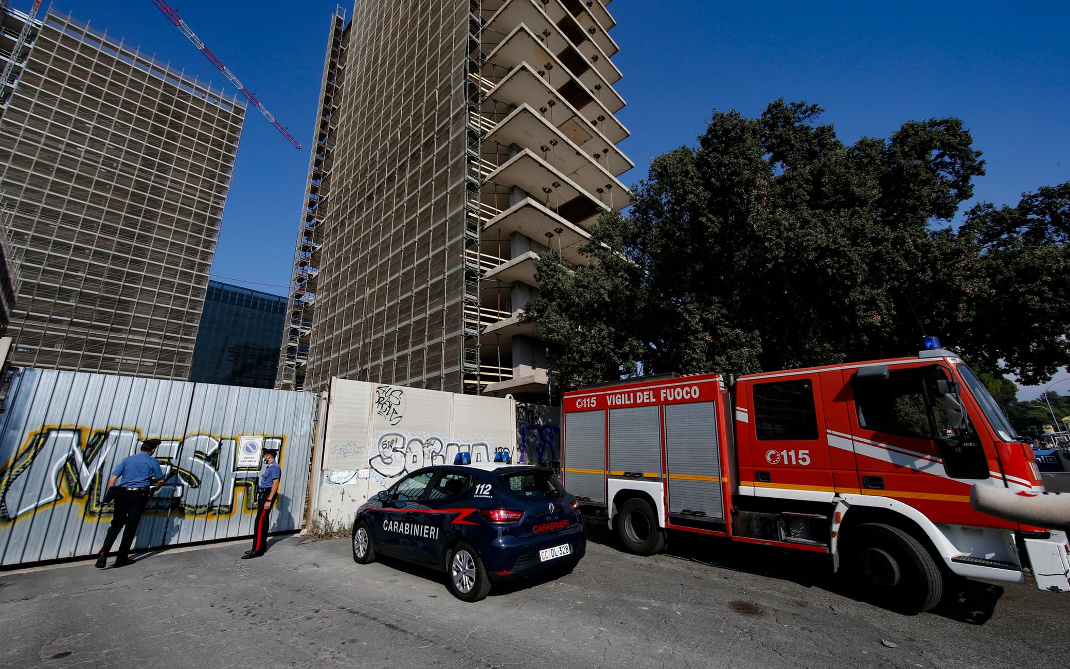 Forze dell’ordine e vigili del fuoco davanti al cantiere dove è avvenuto un incidente mortale sul lavoro, Roma, 29 settembre 2021. ANSA/ FABIO FRUSTACI