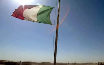 Cinque minuti di raccoglimento per le vittime dell'attentato di Nassiriyah per tutto il contingente italiano in Iraq nel giorno del funerale, a Roma, delle vittime. ANSA/ CIRO FUSCO