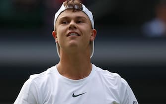 epa10742016 Holger Rune of Denmark reacts during his Men's Singles quarter-finals match against Carlos Alcaraz of Spain at the Wimbledon Championships, Wimbledon, Britain, 12 July 2023.  EPA/ISABEL INFANTES   EDITORIAL USE ONLY