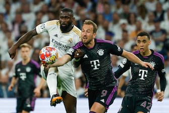 epa11327804 Bayern's Harry Kane (C) in action against Real Madrid's Antonio Rudiger during the UEFA Champions League semifinal second leg soccer match between Real Madrid and Bayern Munich, in Madrid, Spain, 08 May 2024.  EPA/JUANJO MARTIN
