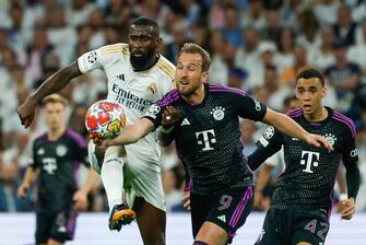 epa11327804 Bayern's Harry Kane (C) in action against Real Madrid's Antonio Rudiger during the UEFA Champions League semifinal second leg soccer match between Real Madrid and Bayern Munich, in Madrid, Spain, 08 May 2024.  EPA/JUANJO MARTIN