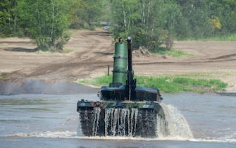 20 May 2019, Lower Saxony, Munster: During a demonstration of the Very High Readiness Joint Task Force (VJTF) a Leopard 2 main battle tank with a deep wading shaft comes out of a water basin. In 2019, Germany will be responsible for the Nato rapid reaction force. Photo: Christophe Gateau/dpa