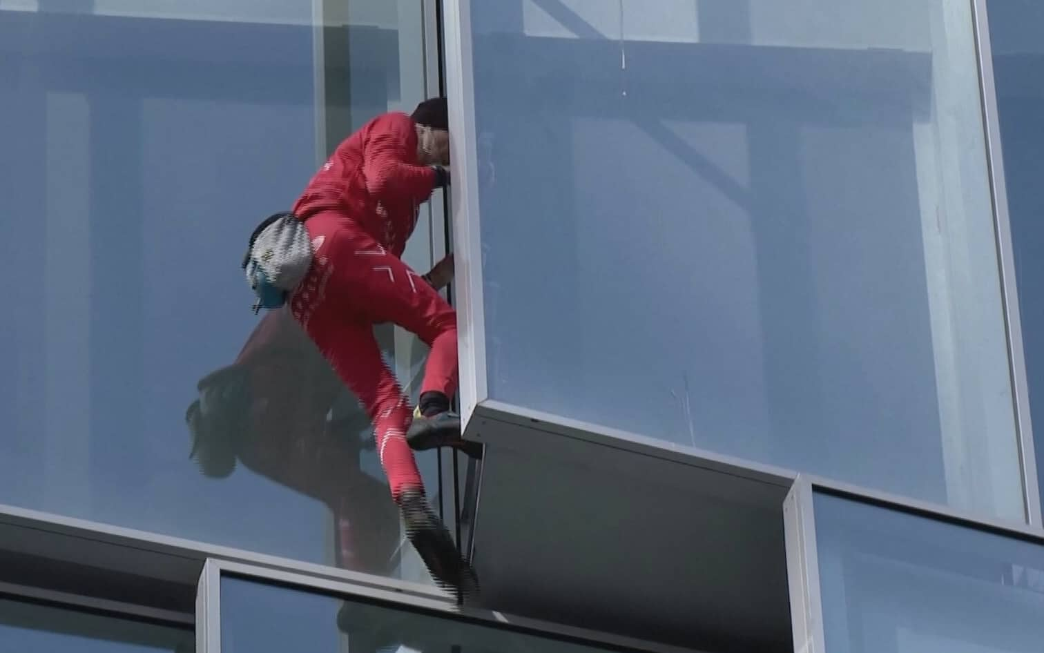 Francia, arrampicatore - Spiderman scala grattacielo contro riforma  pensioni | Sky TG24