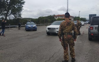 Polizia e militari controllano i confini al valico di Fernetti, il principale al confine tra Italia e Slovenia in sospensione del Trattato di Schengen, 21 ottobre 2023. 
ANSA/Micol Brusaferro