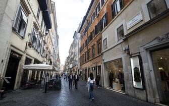 Via Frattina dove una donna in stato di gravidanza e' stata travolta da un cane rottweiler precipitato da un balcone, Roma, 27 ottobre 2023. ANSA/ANGELO CARCONI