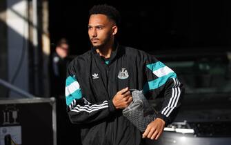 epa11629772 Lloyd Kelly of Newcastle United arrives ahead of the English Premier League soccer match between Newcastle United and Manchester City in Newcastle, Britain, 28 September 2024.  EPA/ADAM VAUGHAN EDITORIAL USE ONLY. No use with unauthorized audio, video, data, fixture lists, club/league logos or 'live' services. Online in-match use limited to 120 images, no video emulation. No use in betting, games or single club/league/player publications.