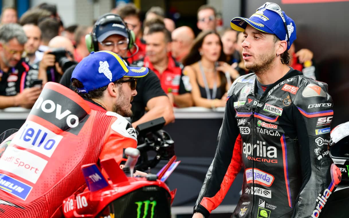 https://static.sky.it/editorialimages/971afa4ab7bdf67c4fb4d0fe3ab14acc366cce91/skysport/it/motori/motogp/2025/10/18/classifica-motogp-dopo-gp-australia-phillip-island/bagnaia_bezzecchi_Getty.jpg?im=Resize,width=1218