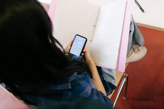 Valditara: "Chiederò stop cellulari a scuola per under 14 in Ue"
