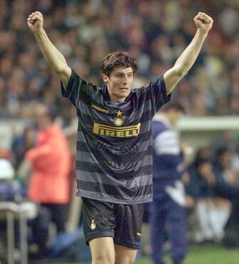PARIS, FRANCE:  Inter Milan's Javier Zanetti exults after scoring the second goal, 06 May at the Parc des Princes Stadium in Paris during the 1998 UEFA soccer Cup final. (ELECTRONIC IMAGE) (Photo credit should read THOMAS COEX/AFP via Getty Images)