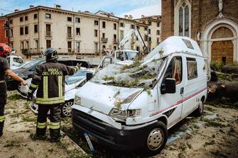 igili del fuoco al lavoro in piazza San Tommaso, nel quartiere di Veronetta, una delle zone colpite dal nubifragio, Verona, 24 agosto 2020. Il giorno dopo il nubifragio che ha colpito la città di Verona si lavora per spalare il fango e fare la conta dei danni. 2020ANSA/FILIPPO VENEZIA