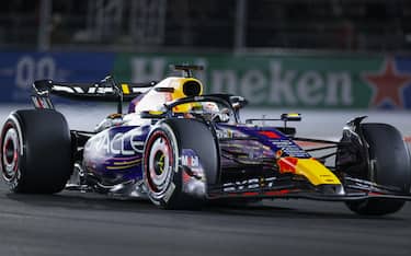 epa10983868 Dutch Formula One driver Max Verstappen of Red Bull Racing in action during the Formula 1 Las Vegas Grand Prix, in Las Vegas, USA, 18 November 2023.  EPA/CAROLINE BREHMAN