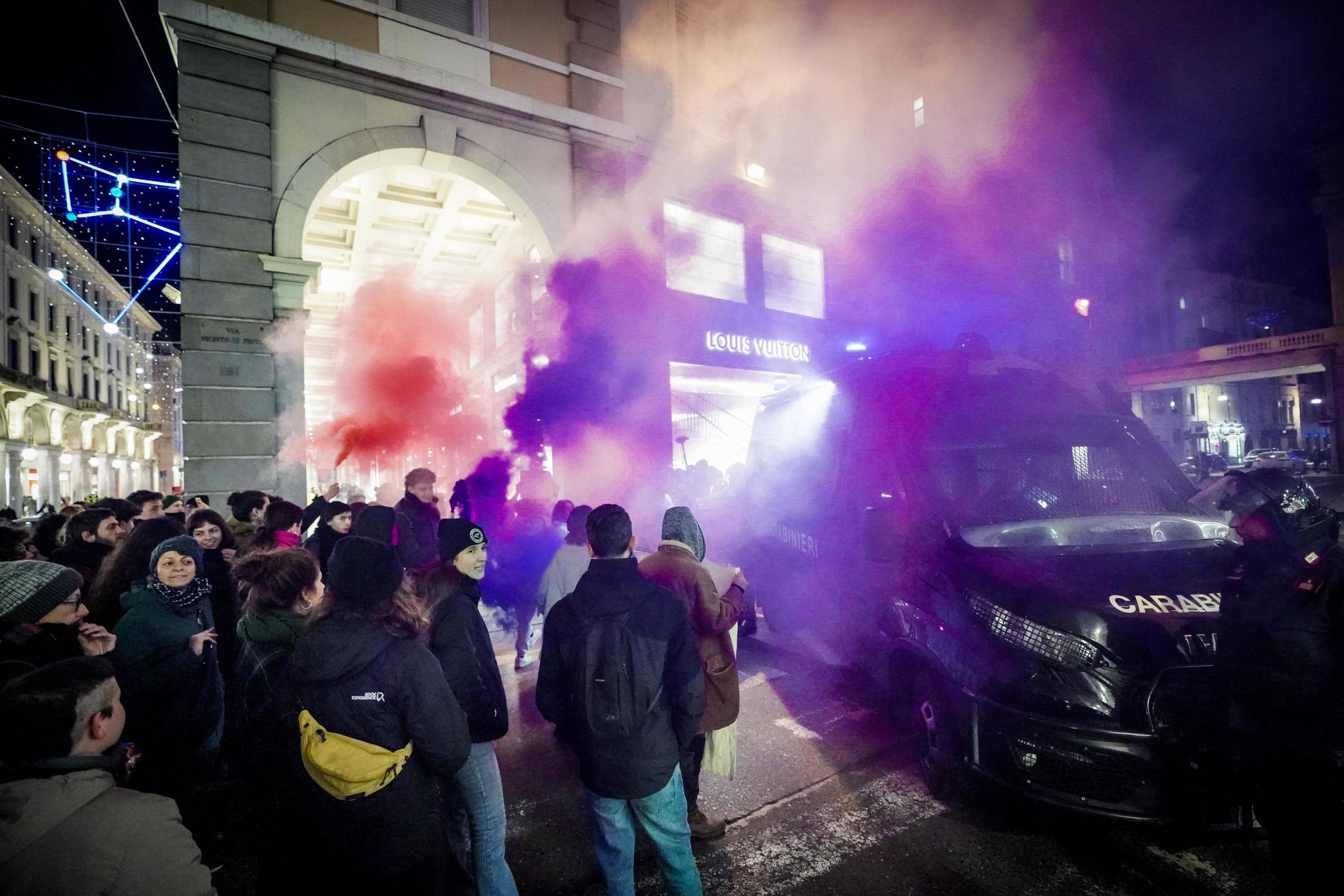 Protesta contro la presentazione del libro di Roberto Vannacci in via Roma, Torino, 14 dicembre 2023. ANSA/TINO ROMANO