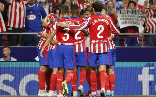 epa11564884 Atletico Madrid's Antoine Griezmann (3-R, partially seen) celebrates scoring the 1-0 goal with his teammates during the Spanish LaLiga soccer match between Atletico de Madrid and Girona FC, in Madrid, Spain, 25 August 2024.  EPA/Mariscal