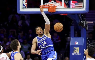 GIANNIS FIRMA UNA TRIPLA DOPPIA MAI VISTA PRIMA