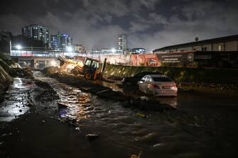ISTANBUL, TURKIYE - SEPTEMBER 05: A view of stuck cars and flooded road as a man driving an excavator vehicle tries to open remains on muddy road after heavy rains cause flash floods at Kayasehir district of Istanbul, Turkiye on September 05, 2023. (Photo by Cem Tekkesinoglu/Anadolu Agency via Getty Images)