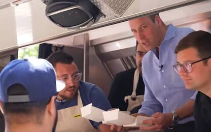 Principe William serve hamburger vegetariani in un food truck. Video