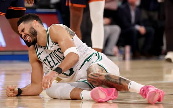 https://static.sky.it/editorialimages/97694bc7f1db6171173513fcec58d0b90ca83aa2/skysport/it/nba/2025/05/13/nba-risultati-partite-notte-13-maggio-video/Jayson__Tatum_Getty_Boston_Celtics.jpg?im=Resize,width=565