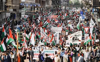 Milano, La manifestazione nazionale per la Palestina e per il cessate il fuoco a Gaza con oltre 10mila persone per le vie del centro. Nella foto: Manifestanti con bandiere e striscioni durante il corteo
