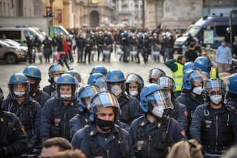 Polizia a una manifestazione no green pass