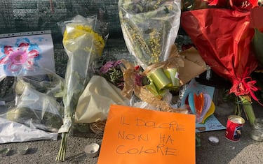 Mazzi di fiori e cartelli dopo il crollo avvenuto venerdì scorso nel cantiere  in corso di costruzione a Firenze, 19 febbraio 2024.
ANSA/Marta Panicucci