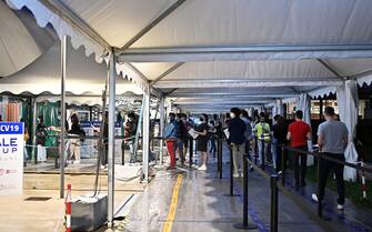 Fila di giovani in coda per vaccinarsi