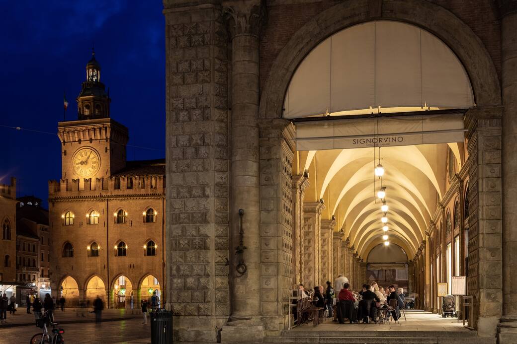 Bologna_il_centro_storico_dopo_l’intervento_illuminotecnico._Photo_Oscar_Ferrari.jpg