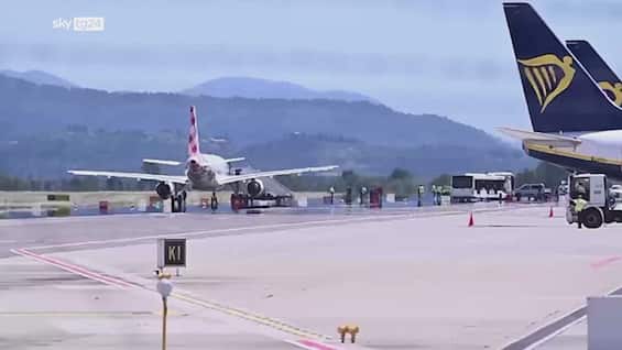 Aeroporto Bergamo, uomo risucchiato dal motore di un aereo Aeroporto Bergamo, uomo risucchiato dal motore di un aereo