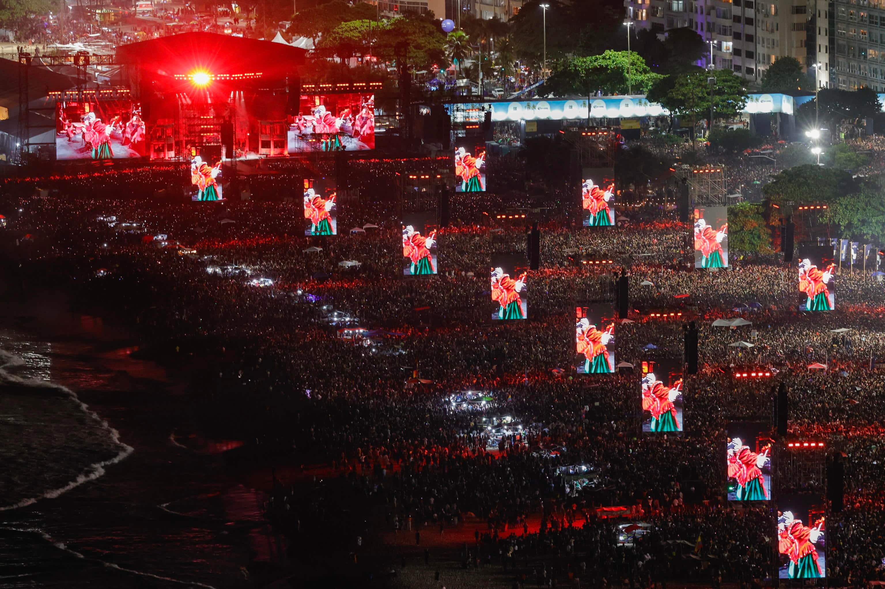 La folla di Copacabana per il concerto gratis di Lady Gaga