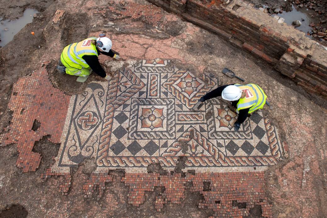 MOLA_archaeologists_at_work_on_the_mosaic_unearthed_in_Southwark._©MOLA_AndyChopping.jpg