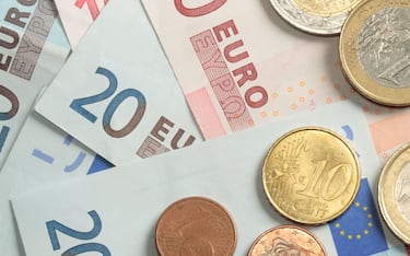 Euros in Euro coins and Euro notes.