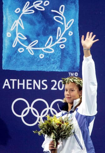 Federica Pellegrini, allenata da Massimiliano Di Mito, festeggia sul podio la conquista della medaglia d'argento nei 200 stile libero ad Atene, in una foto del 17 agosto 2004.   ANSA / ELIO CASTORIA