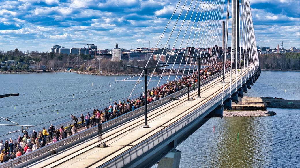 L'apertura del ponte a pedoni e ciclisti ha attirato migliaia di persone sabato 18 aprile 2026. Foto: Markus Lintu