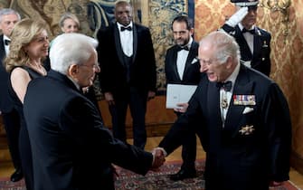 epa12021470 A handout photo made available by the Quirinale Palace Press office shows Italian President Sergio Mattarella (L) with King Charles III (R), during the State Banquet at the Quirinale Palace in Rome, Italy, 09 April 2025.  EPA/PAOLO GIANDOTTI / QUIRINALE PALACE PRESS OFFICE HANDOUT           HANDOUT EDITORIAL USE ONLY/NO SALES
