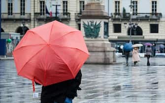 Maltempo:gente con l'ombrello a spasso sotto la pioggia in piazza Castello. Torino 27 febbraio 2024 ANSA/TINO ROMANO