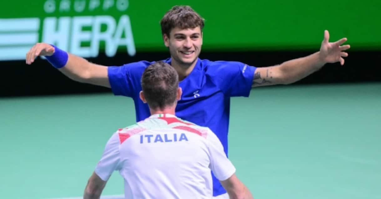 https://static.sky.it/editorialimages/982f8ac2edf87dbf64f3db7a4d0fda2d72e683e3/skysport/it/tennis/2025/11/25/flavio-cobolli-coppa-davis-intervista/getty_volandri_cobolli_og.jpg?im=Resize,width=1218