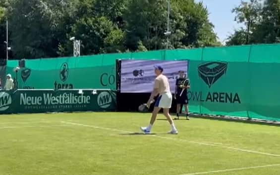 https://static.sky.it/editorialimages/983c3ca3c0e00355ff26b092c5e60f8d31d47a9e/skysport/it/tennis/video/2025/06/18/sinner-atp-halle-allenamento-video/sinner_allenamento-stamp.jpg?im=Resize,width=565